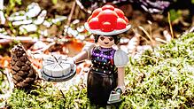 Die Playmobil-Sonderfigur „Schwarzwald Marie“ in klassischer Tracht, mit Schwarzwälder Kirschtorte und dem markanten roten Bollenhut.