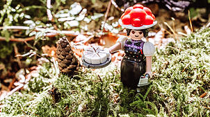 Die Playmobil-Sonderfigur „Schwarzwald Marie“ in klassischer Tracht, mit Schwarzwälder Kirschtorte und dem markanten roten Bollenhut ist ...