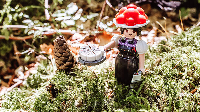 Die Playmobil-Sonderfigur „Schwarzwald Marie“ in klassischer Tracht, mit Schwarzwälder Kirschtorte und dem markanten roten Bollenhut ist ...