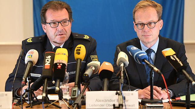 Polizeivizepräsident Uwe Stürmer (l) vom Polizeipräsidium Konstanz und Oberstaatsanwalt Alexander Boger sprechen am 30.09.2017 im ...