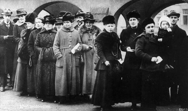 Wahlen zur Nationalversammlung am 19. Januar 1919: Frauen stehen in einer Schlange vor einem Wahllokal, vermutlich in Berlin.