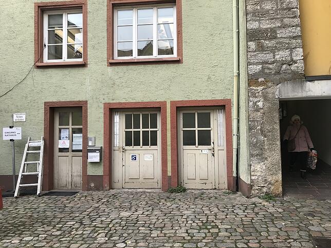 An der Rückseite des Tiengener Rathauses wird ein Außenaufzug errichtet. Dies hat der Gemeinderat Waldshut-Tiengen entschieden.