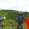 Erläuterungen an der Kante des Hangrutsches bei Boll (von links): Fabian Greiner, Stadtförster Steffen Wolf und Wutachranger Martin ...