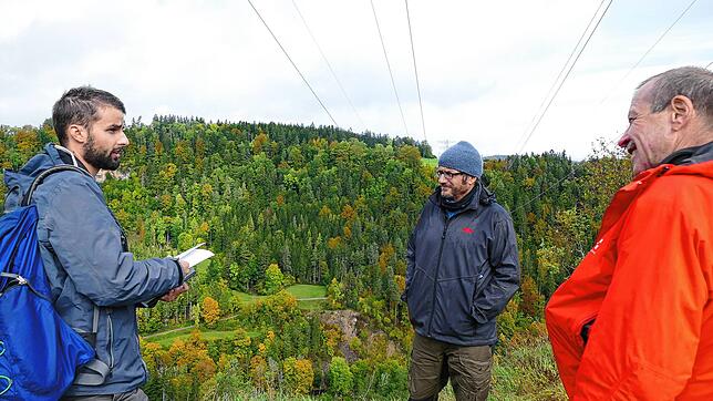 Erläuterungen an der Kante des Hangrutsches bei Boll (von links): Fabian Greiner, Stadtförster Steffen Wolf und Wutachranger Martin ...
