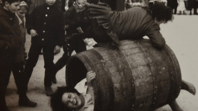 Ein wildes Fasnettreiben gab es auch schon in den ersten Jahren nach dem Kriegsende: Lustiges Fassrollen durch die Innenstadt, Erika ...