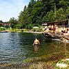 Der Naturena Badesee in Ühlingen-Birkendorf im Tal an der Schlücht ist bei Jung und Alt beliebter Treffpunkt.