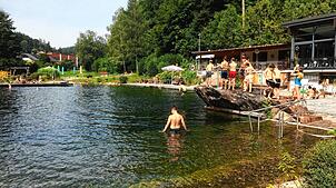 Der Naturena Badesee in Ühlingen-Birkendorf im Tal an der Schlücht ist bei Jung und Alt beliebter Treffpunkt.