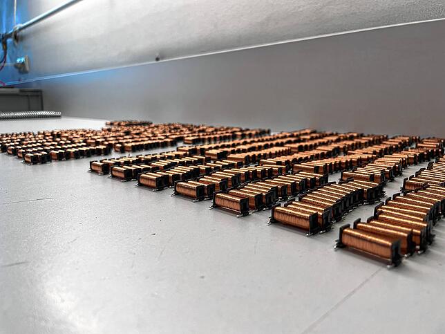 Die Insassan stellen in Villingen Betriebsstundenzähler von zwölf bis 240 Volt her. Dabei produzieren sie alle Komponenten, die dafür ...