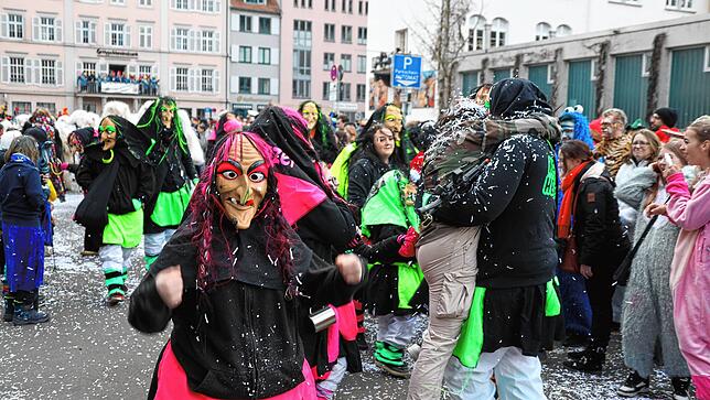 Bild 23: Großer Umzug 2023: Die Zuschauer bestaunen das bunte Treiben in Konstanz