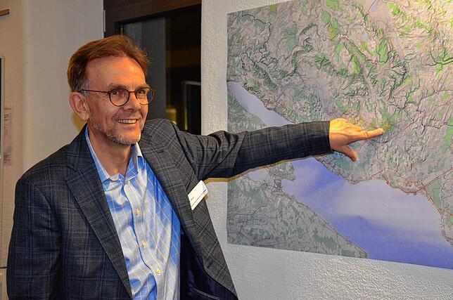 Wolfgang Heine, Direktor des Regionalverbands Bodensee-Oberschwaben, steht an einer Karte, die die Flächenkulisse für die Vorranggebiete ...