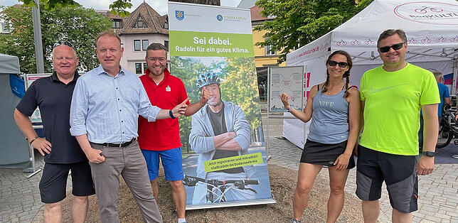„Radeln für eiun gutes Klima“: Gemeinsam wirbt Oberbürgermeister Jan Zeitler (Zweiter von links) mit den Bürgermeisterkollegen Daniel ...