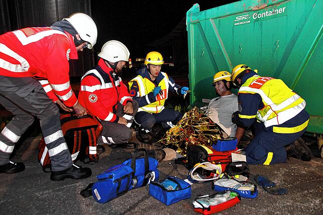Bild 12: Feuerwehr, THW und DRK üben gemeinsam den Ernstfall. Hier gibt es die Bilder!