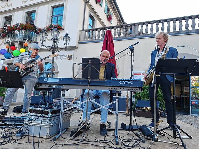 Die drei Musiker legen sich mächtig ins Zeug.