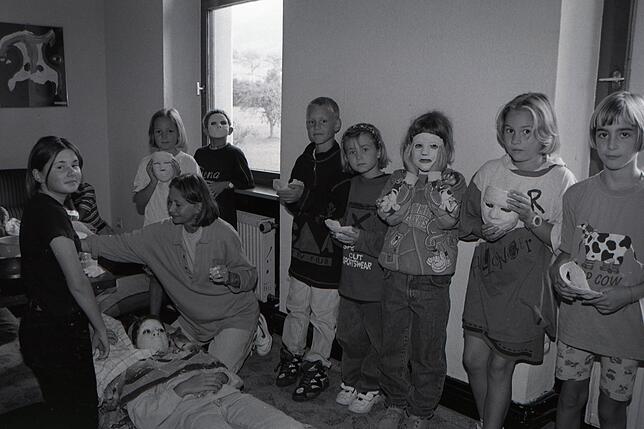 1996: Beim Kinderferienprogramm beim Herstellen von Gipsmasken. Bild: Kai Oldenburg