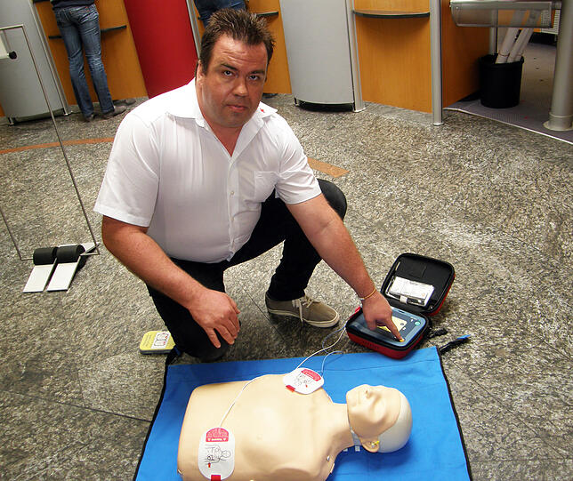 Wenn die Elektroden am Oberkörper kleben, mache der Defibrillator automatisch eine Herz-Rhythmus-Analyse, ähnlich einem EKG, erklärt ...