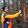 Forstwirt Jens Brauer markiert mit Farbe die Trasse für den Vollernter.