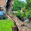 Die Versicherung deckt nur einen Teil der Schäden an Haus und Grundstück von Familie Perera nach der Flut in Grimmelshofen. Im Bild sind ...