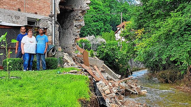 Die Versicherung deckt nur einen Teil der Schäden an Haus und Grundstück von Familie Perera nach der Flut in Grimmelshofen. Im Bild sind ...