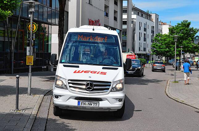 Zu Verspätungen kommt es fast nur bei starkem Verkehr, ansonsten ist der Stadtbus so gut wie immer pünktlich, wie hier an der ...