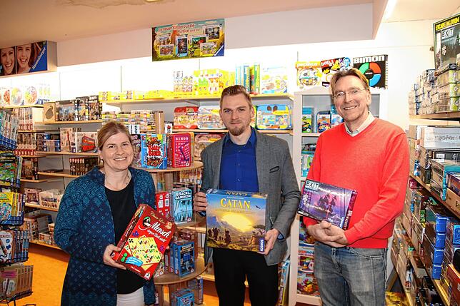 Karin Stocker-Werb (von links), Lukas Werb und Gerhard Werb führen gemeinsam das Haushaltswaren- und Spielzeuggeschäft Thedy in der ...