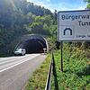 Beim Bürgerwaldtunnel hat die Polizei bei einer Geschwindigkeitskontrolle zwei Raser erwischt. (Symbolbild)