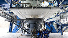 Auf einem Raketenprüfstand in Lampoldshausen nahe Heilbronn inspizieren Techniker die Oberstufe der Ariane-6-Rakete. Ihr Triebwerk wird ...