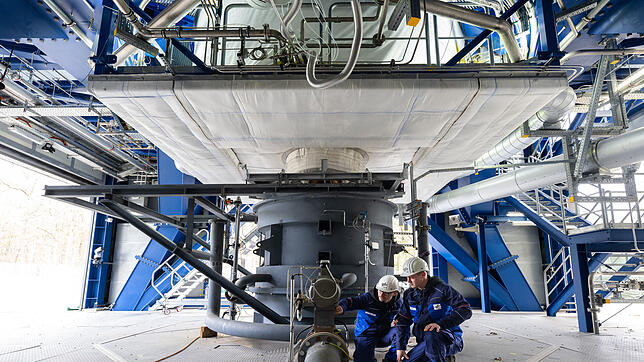 Auf einem Raketenprüfstand in Lampoldshausen nahe Heilbronn inspizieren Techniker die Oberstufe der Ariane-6-Rakete. Ihr Triebwerk wird ...