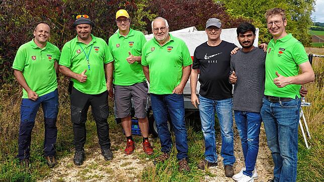 Die erste Teststation bei der ersten Bierwanderung war bei der Tengener Lehmgrube oberhalb von Edeka und Friedhof. Im Anhänger hinter ...