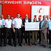 Die Feuerwehr Singen bekommt einen Scheck von 10.000 Euro von dem Badischen Gemeinde-Versicherungs-Verband (BGV) überreicht. Damit soll ...