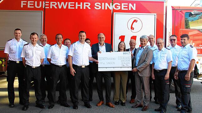 Die Feuerwehr Singen bekommt einen Scheck von 10.000 Euro von dem Badischen Gemeinde-Versicherungs-Verband (BGV) überreicht. Damit soll ...