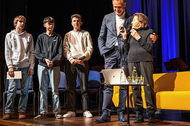 Phillip Schreiner, Lorenz Rösler und Benedikt Kiechle von der Realschule Tettnang sind drei der sechs Schüler, die Eva Erben Fragen ...