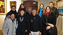 Burkhard Lehner vom Queer Netzwerk Konstanz (Dritter von links) steht vor der Sitzung des Jugendhilfeausschusses noch gut gelaunt ...