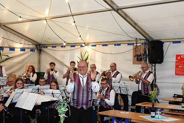 Bild 2: Neudingen zeigt sich blau-weiß Musikkapelle lud zum Bayerischen Wochenende