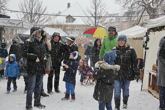 Einen Weihnachtsmarkt im Schnee wünschen sich viele: In Gottmadingen öffnete der Himmel zuletzt tatsächlich seine Tore. Der Schnee ...