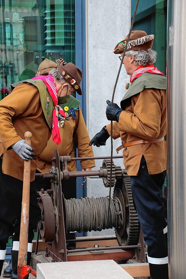 Bild 6: Bilder vom Narrenbaumstellen der Narrizella Ratoldi auf dem Marktplatz