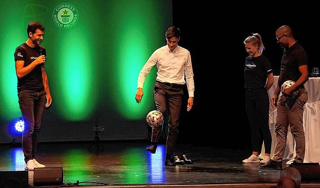 Die Fußball-Freestyler Patrick Bäurer (links) und Aguska Mnich (zweite von rechts) haben Skispringer Martin Schmitt (Bildmitte) und ...