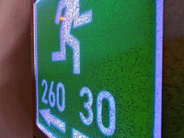 Das Hinweisschild im Tunnel vor der Reinigung.