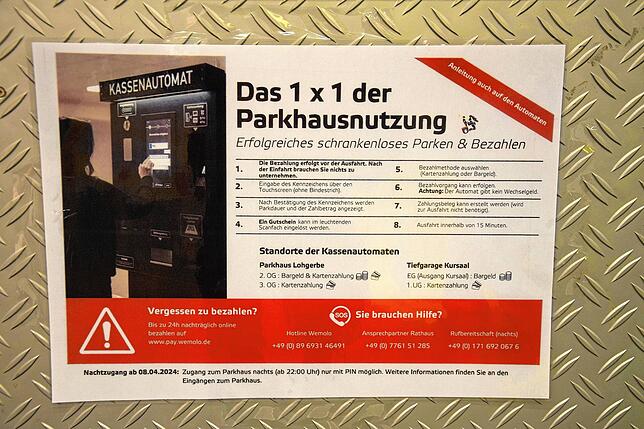 Mit neuen Hinweisschildern – auch im Geschäftsbereich – soll die Nutzung des neuen Gebührensystems erleichtert werden.