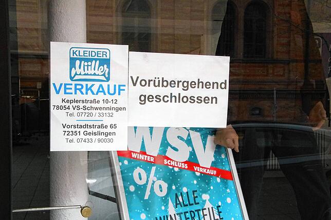 Seit drei Jahren die Info: Vorübergehend geschlossen. Dennoch stehen aktuelle Angebote im Schaufenster, wie Winterschlussverkauf.