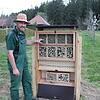 Stolz präsentiert Ansgar Barth das ausgeklügelte Wildbienenhotel.