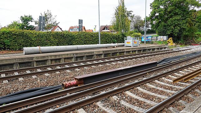 Ein Gründungselement liegt im Gleisbett am Bahnhof Meckenbeuren. Ist es erst in den Boden gerammt, wird auf die runde Hülse (vorne, rot ...