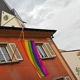 Auch am Pfarrhaus wehte am Montag die Regenbogenflagge.