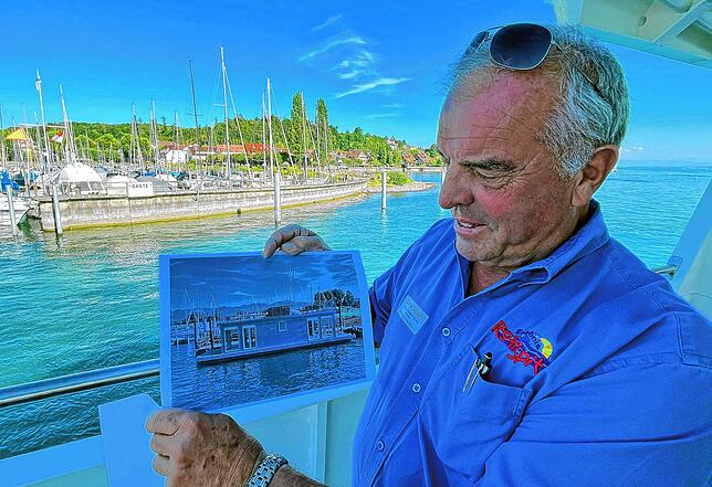 Günther Salzmann mit einem Bild des Bootes.