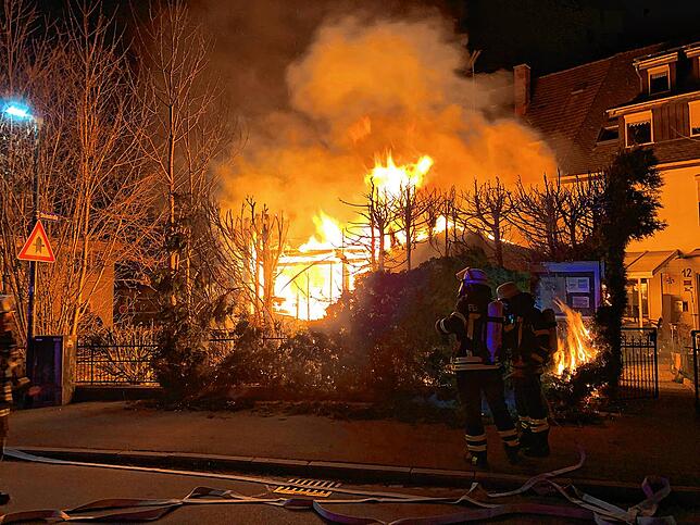 Anfang des Jahres brannte in der Bahnhofstraße eine Gartenhütte. Der Angeklagte wurde damals schon als Tatverdächtiger von der Polizei ...