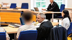 Der Angeklagte (links) neben seinem Verteidiger im Gerichtssaal des Landgerichts Waldshut. Am kommenden Freitag, 6. September, wird ...
