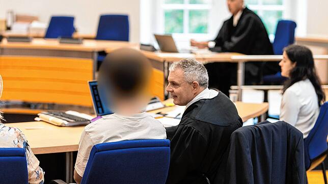 Der Angeklagte (links) neben seinem Verteidiger im Gerichtssaal des Landgerichts Waldshut. Am kommenden Freitag, 6. September, wird ...