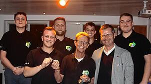 Alfons Giner (vorn Mitte) übergibt den Schlüssel des Bömmle an seinen Nachfolger Simon Wiedenmeier, vorne rechts Bürgermeister Patrik ...
