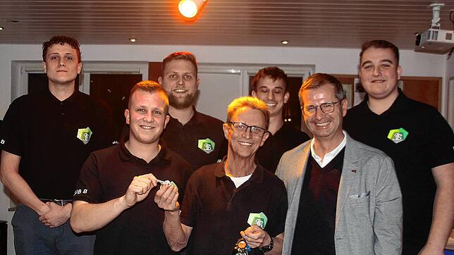 Alfons Giner (vorn Mitte) übergibt den Schlüssel des Bömmle an seinen Nachfolger Simon Wiedenmeier, vorne rechts Bürgermeister Patrik ...
