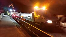 Auf der Brücke über die Wutach hat das Regierungspräsidium am Donnerstagabend die Fahrbahn verengen lassen. Bild: Ingo Günther