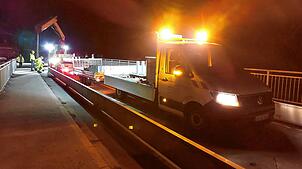 Auf der Brücke über die Wutach hat das Regierungspräsidium am Donnerstagabend die Fahrbahn verengen lassen. Bild: Ingo Günther